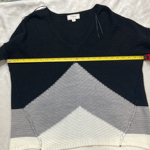 Woman’s High-low  Sweater - Picture 6 of 8